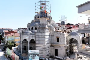 İzmir Kuruçeşme Merkez Camii'nin yeniden inşa edilen modern yapısı