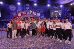 Kayseri Büyükşehir Belediye Başkanı Dr. Memduh Büyükkılıç, FIBA 3x3 Lite Quest şampiyon takımına kupasını veriyor.