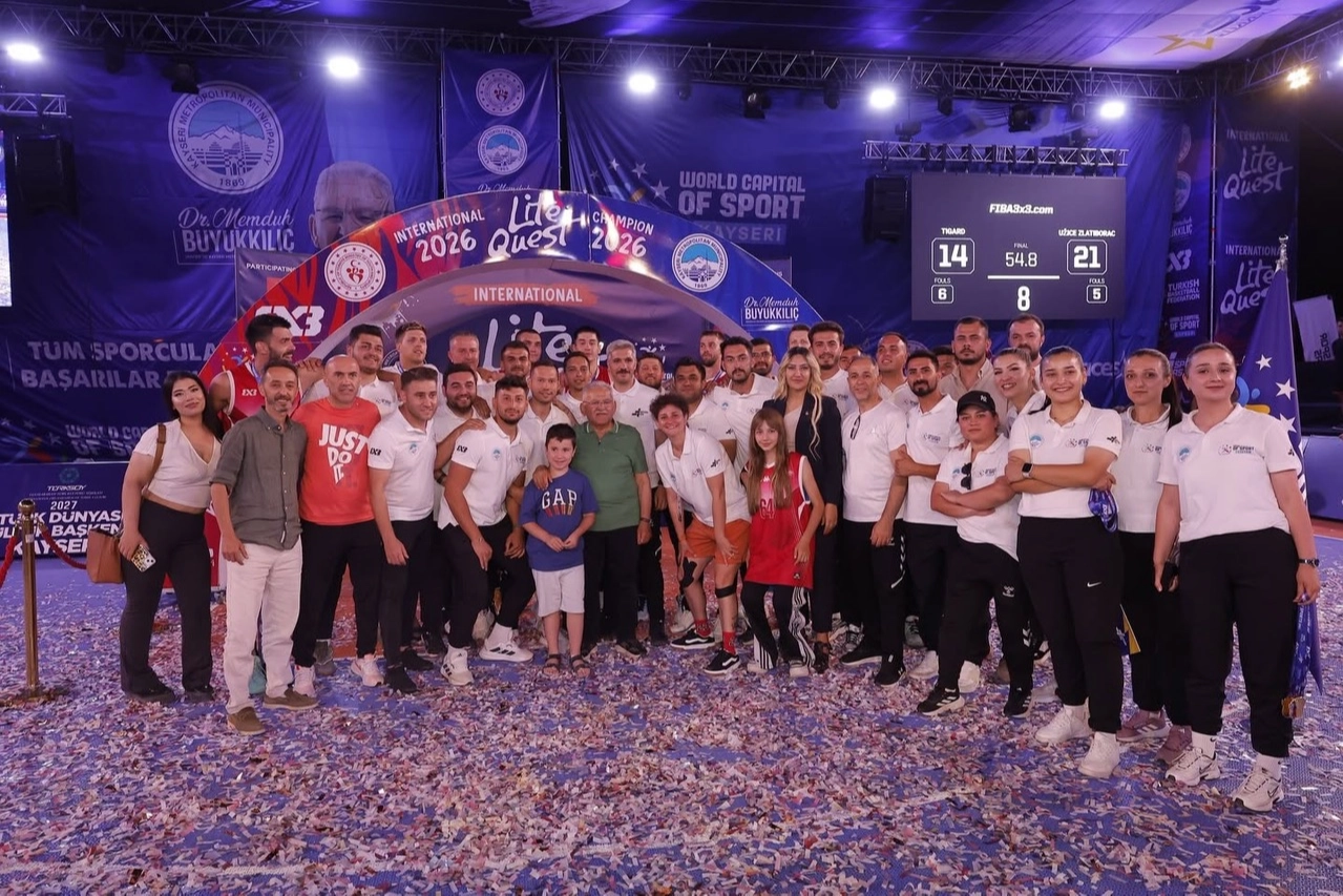 Kayseri Büyükşehir Belediye Başkanı Dr. Memduh Büyükkılıç, FIBA 3x3 Lite Quest şampiyon takımına kupasını veriyor.