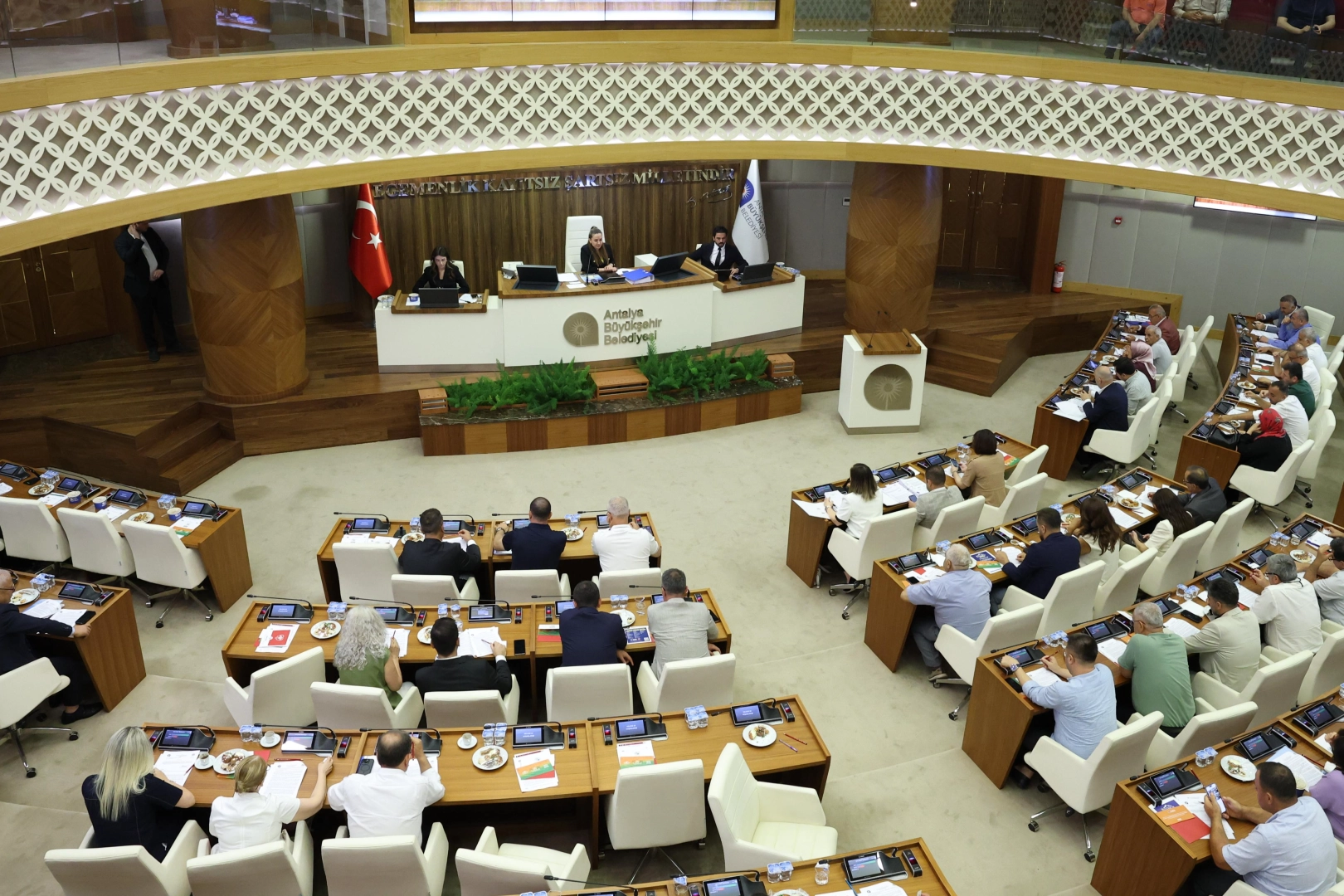 Antalya'da toplu taşıma araçları ve raylı sistem projeleri ile ulaşım ağının genişletilmesi