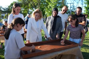 Kocaeli'de 'Çık Dışarıya Oynayalım' etkinliğinde doyasıya eğlenen çocuklar ve aileler