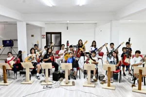 Antalya Muratpaşa Değirmenönü Kurs Merkezi'nde gitar eğitimi alan gençler