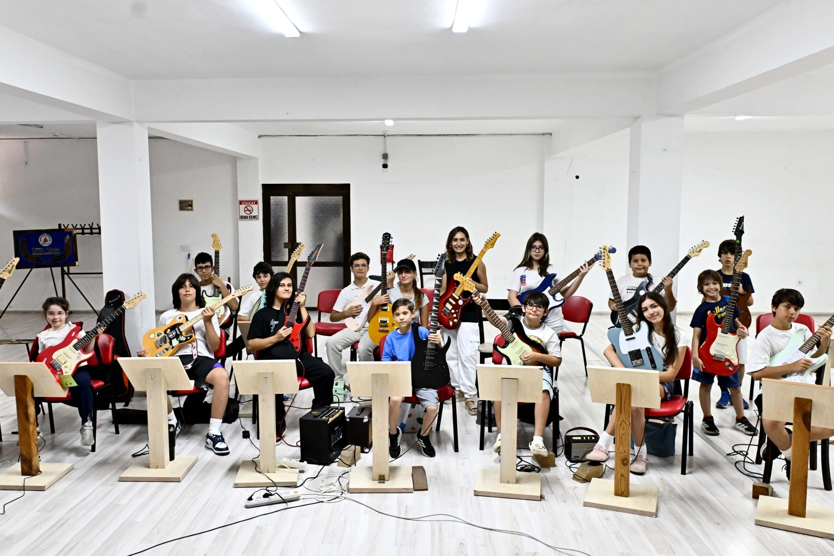 Antalya Muratpaşa Değirmenönü Kurs Merkezi'nde gitar eğitimi alan gençler
