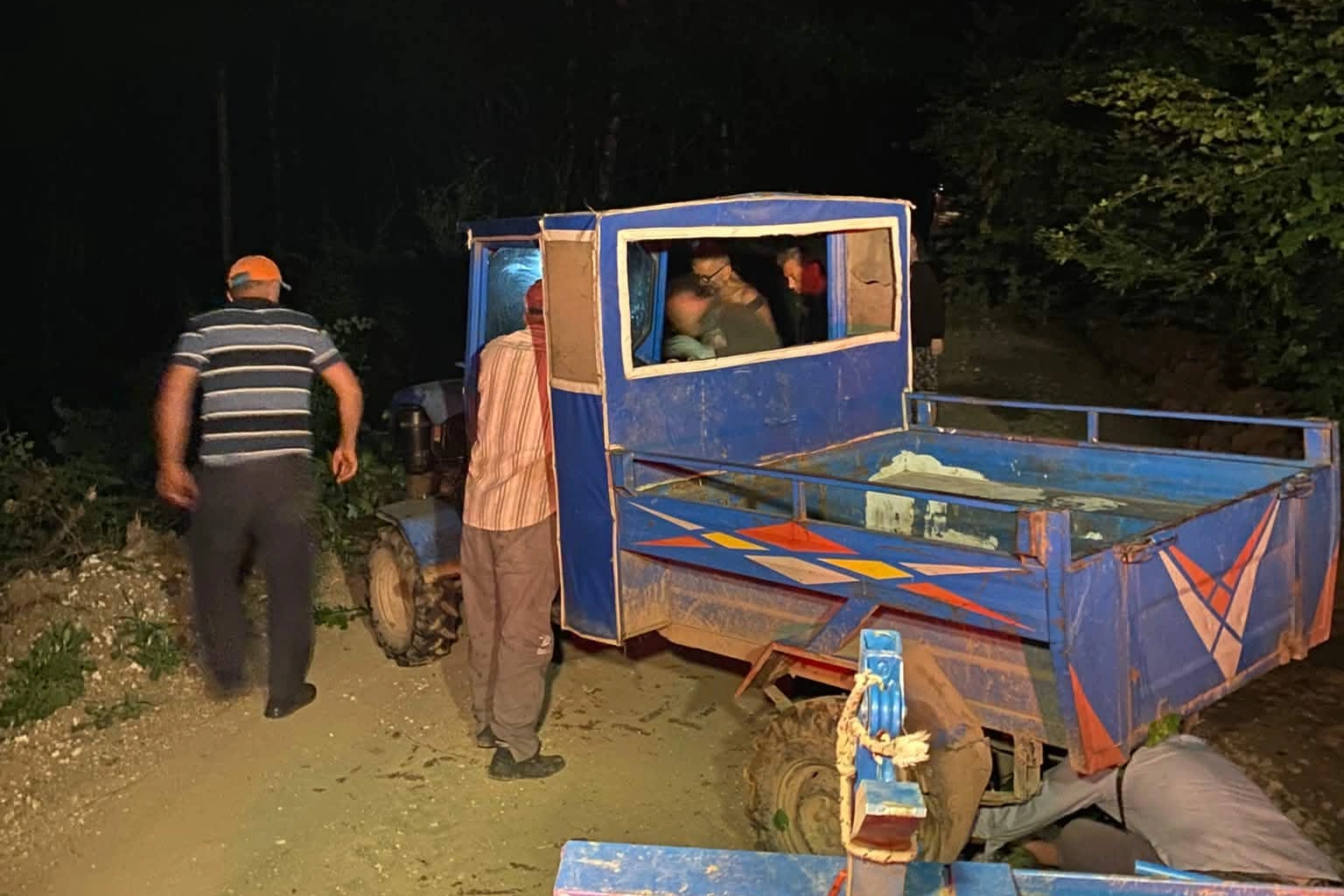 Düzce Yığılca'da şarampole devrilen traktör