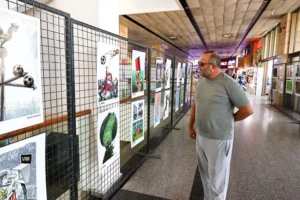 Denizli Şehirlerarası Otobüs Terminali'nde futbol temalı karikatür sergisi