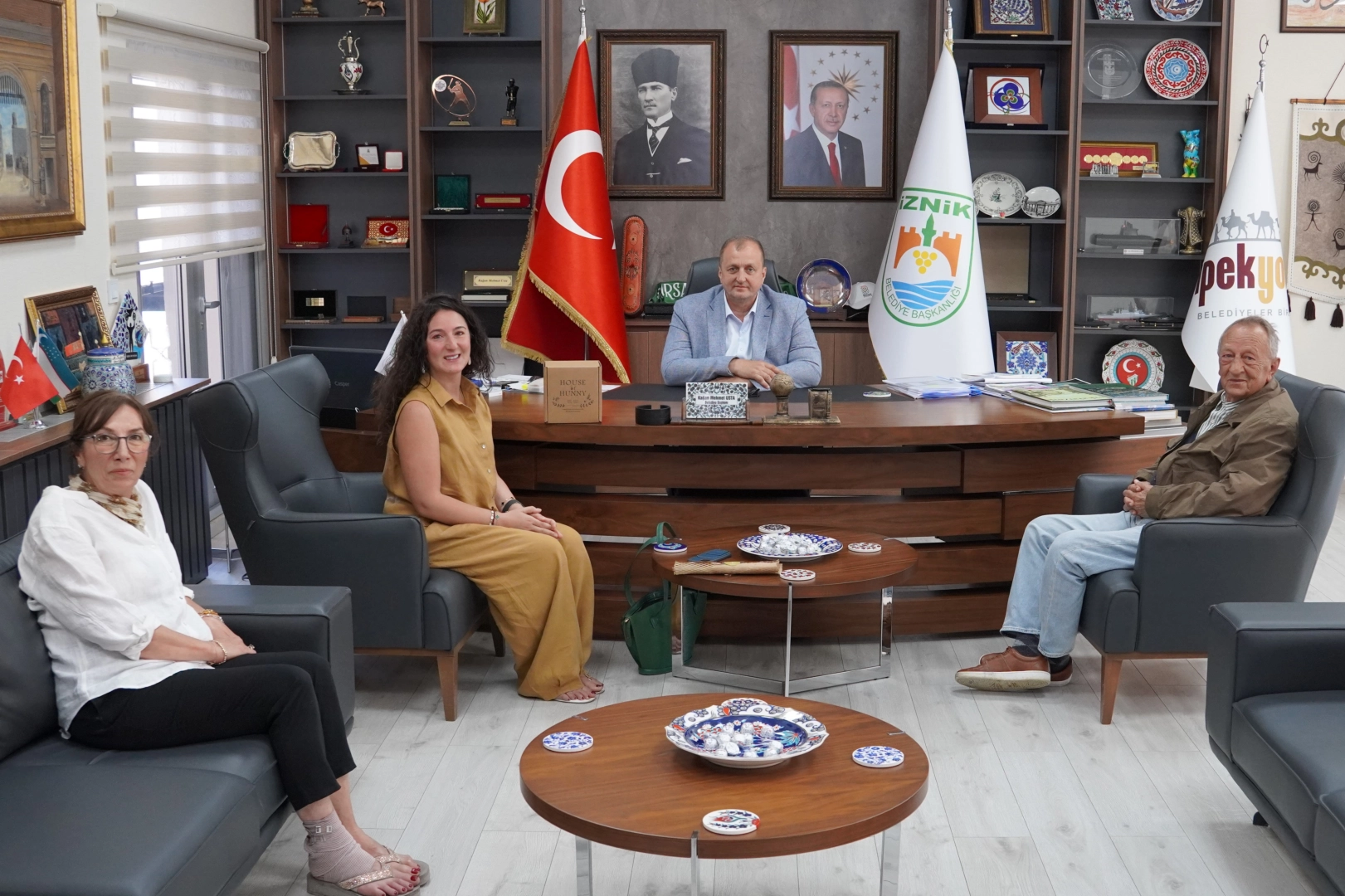 İznik Belediye Başkanı Kağan Mehmet Usta, altın madalyalı House of Hunny markasının kurucusu Balca Alper Picht ile bir araya geldi.