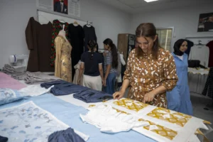 Mersin'de Halkkent MERCEK Mesleki Eğitim Merkezi'nde kadın kursiyerlerin el emeği göz nuru ürünlerinin sergilendiği bir fotoğraf.