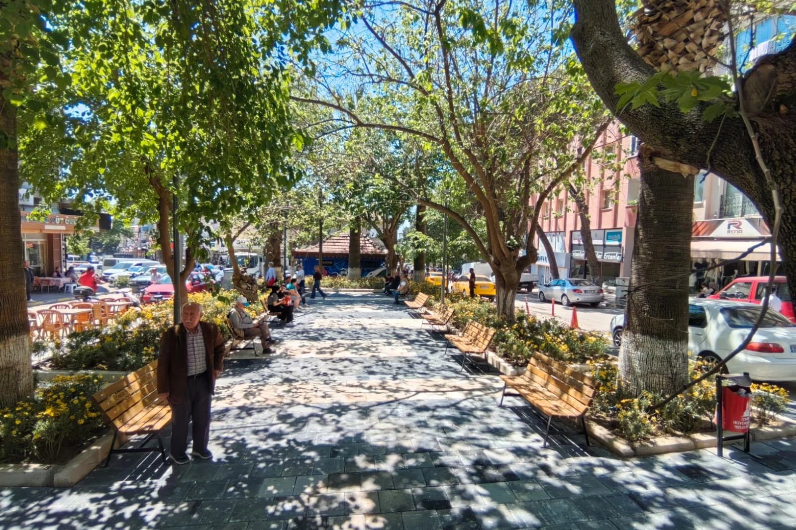 Güzel İzmir Hareketi kapsamında Bayındır'da yenilenen kamusal alan