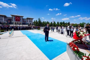 Cumhurbaşkanı Yardımcısı Cevdet Yılmaz, 15 Temmuz Demokrasi ve Milli Birlik Anıtı'nı ziyaret ederek şehitleri andı.