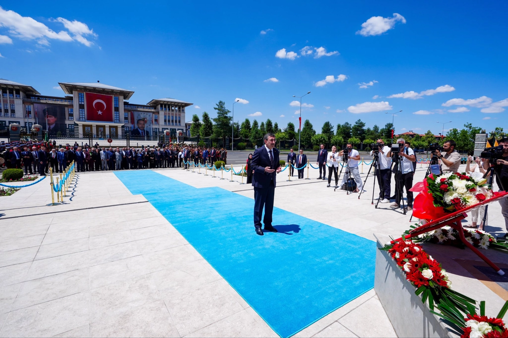 Cumhurbaşkanı Yardımcısı Cevdet Yılmaz, 15 Temmuz Demokrasi ve Milli Birlik Anıtı'nı ziyaret ederek şehitleri andı.
