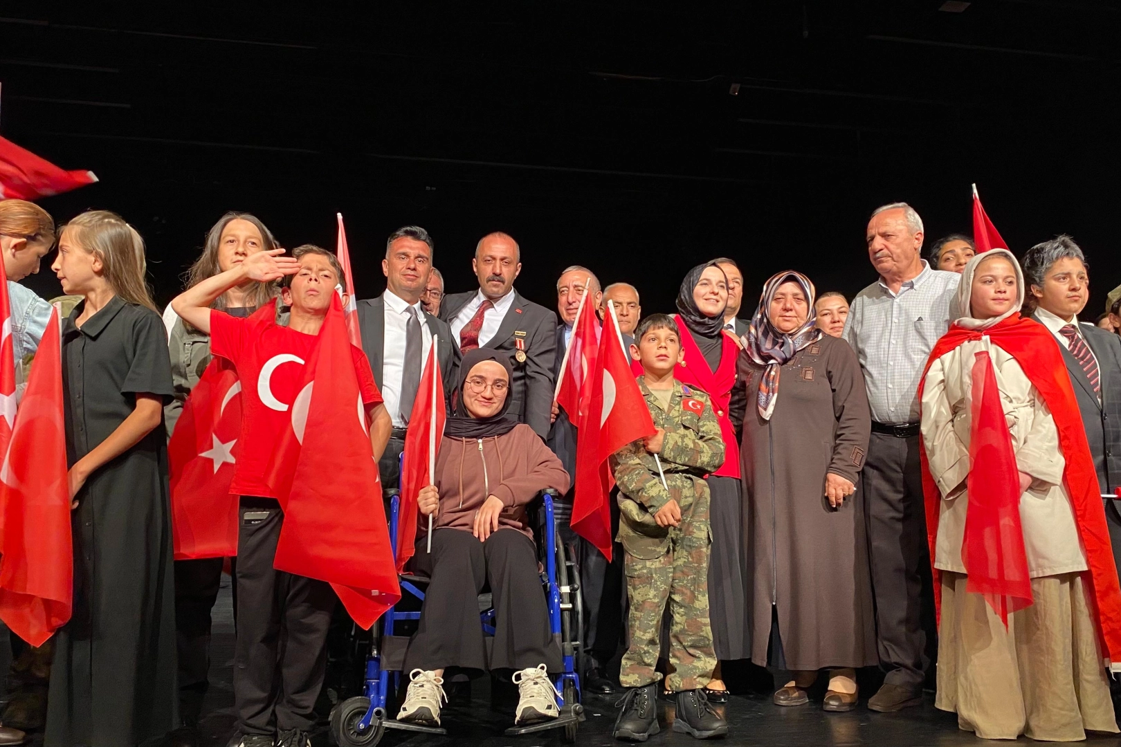 Erzurum'da çocuklar tarafından sahnelenen 15 Temmuz Destanı tiyatro gösterisi