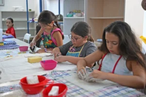 ATABEM yaz etkinlikleri kapsamında gitar ve seramik kurslarına katılan çocuklar