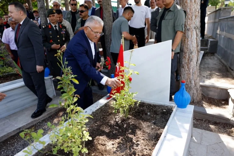 Kayseri protokolü, 15 Temmuz şehitleri Kübra Doğanay ve Cennet Yiğit'in ailelerini ve kabirlerini ziyaret etti.