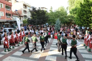İnegöl Uluslararası Kültür Sanat Festivali'nde halk dansları gösterisi