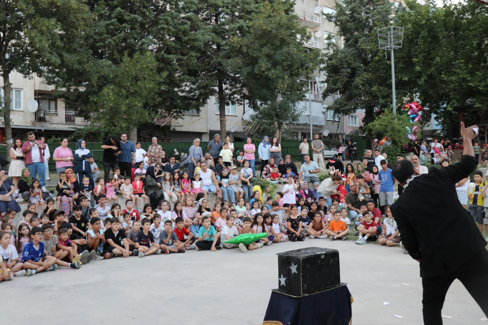 Gördes'te düzenlenen çocuk şenliğinde çocuklar şişme oyun parkında eğleniyor.