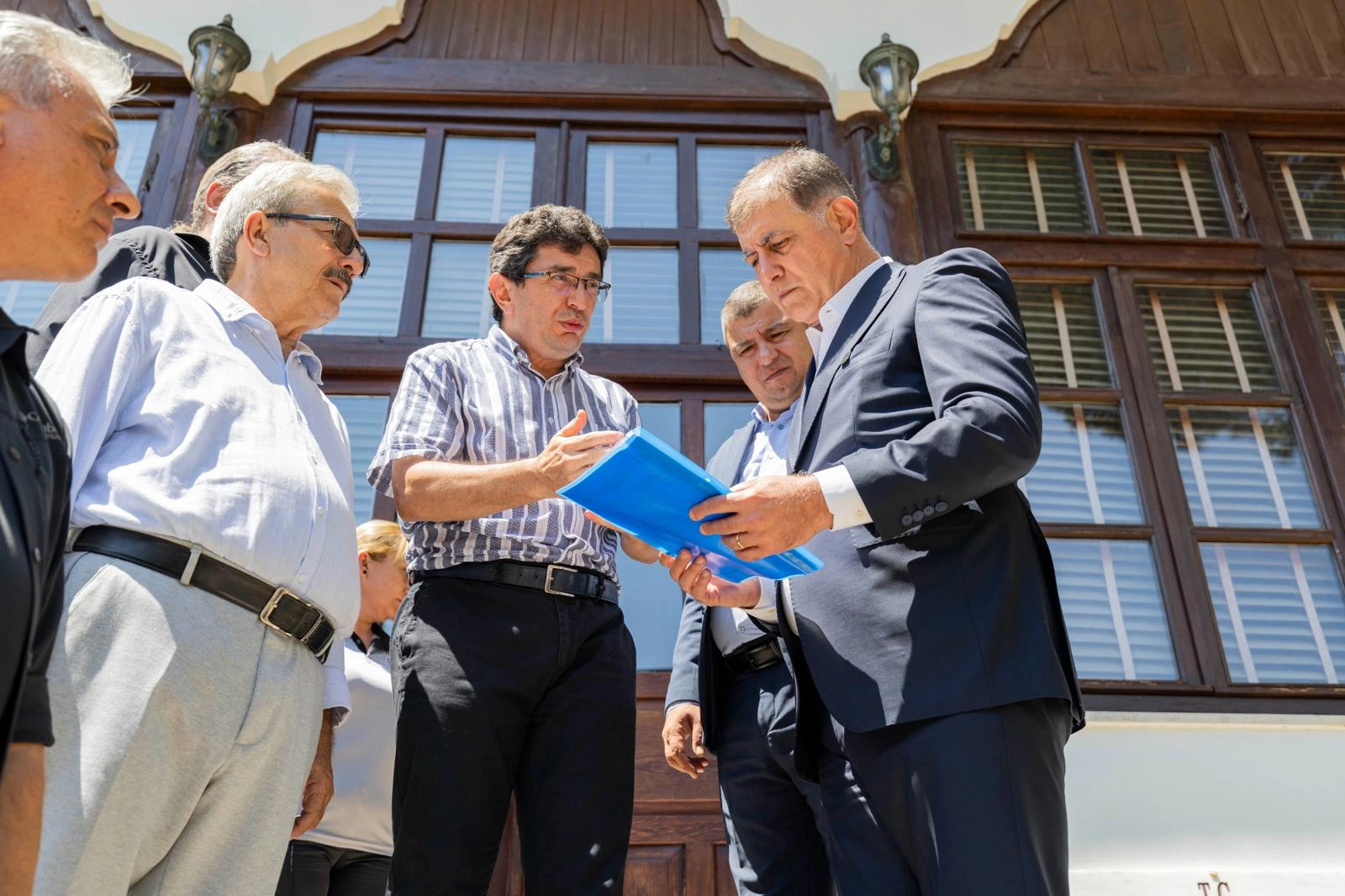 İzmir Büyükşehir Belediye Başkanı Cemil Tugay, Tire'de üreticiler ve vatandaşlarla bir araya geldi.