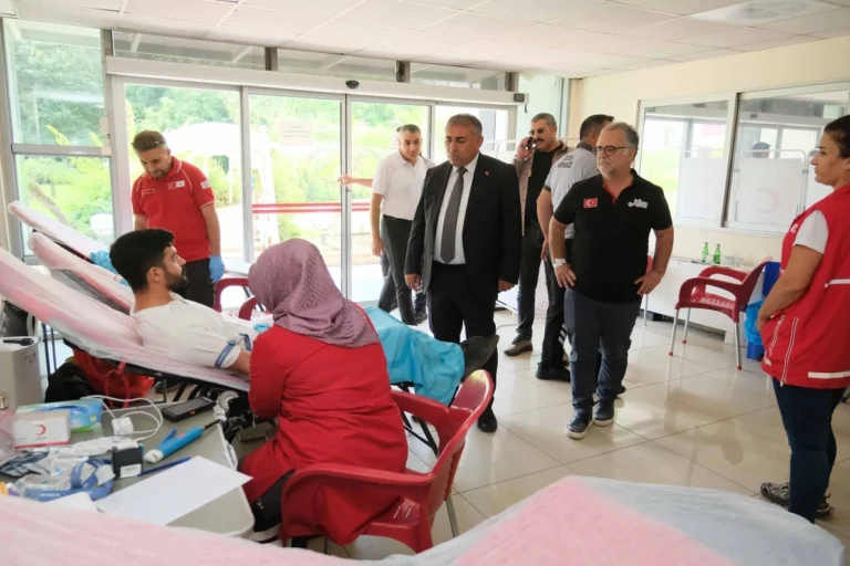 Adana Büyükşehir Belediyesi personelinin katıldığı kan ve kök hücre bağışı kampanyası