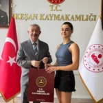 LGS Türkiye birincisi İnci Nural, Keşan Kaymakamı Aziz Mercan'ı makamında ağırlanıyor.