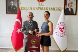 LGS Türkiye birincisi İnci Nural, Keşan Kaymakamı Aziz Mercan'ı makamında ağırlanıyor.