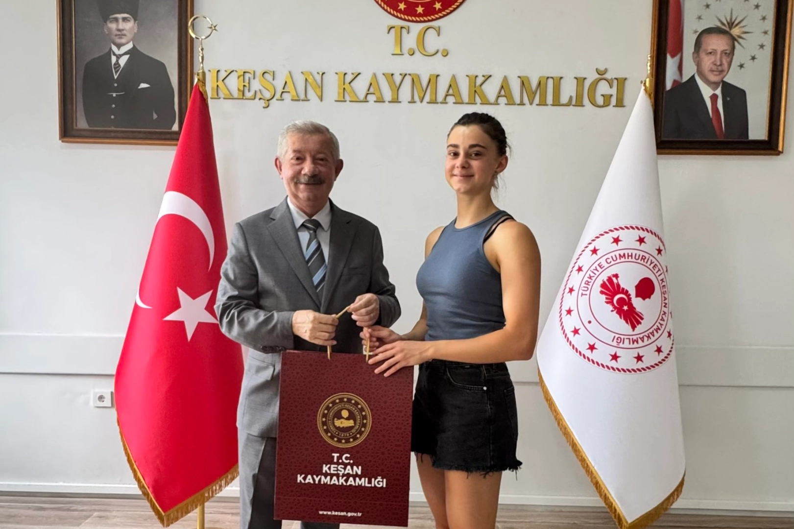 LGS Türkiye birincisi İnci Nural, Keşan Kaymakamı Aziz Mercan'ı makamında ağırlanıyor.