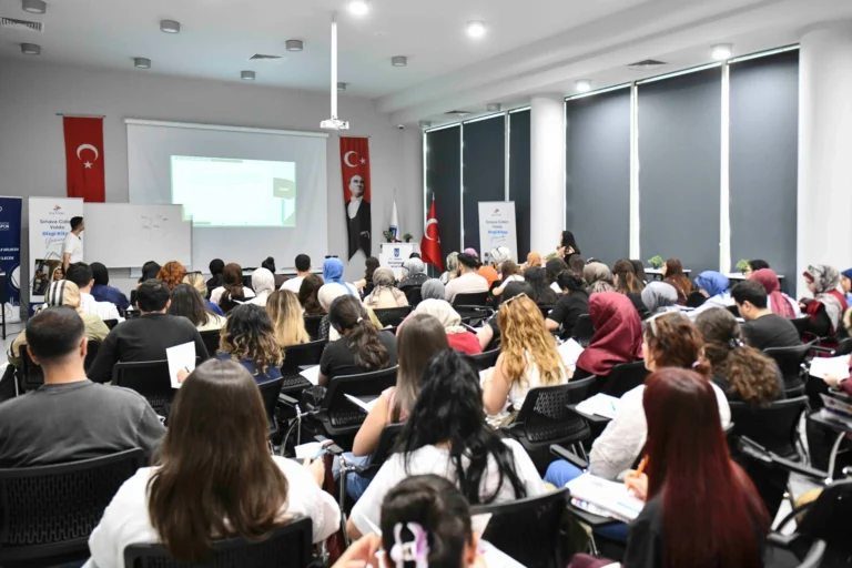 Ankara Büyükşehir Belediyesi'nin öğretmen adayları için düzenlediği ücretsiz AGS tekrar kampı