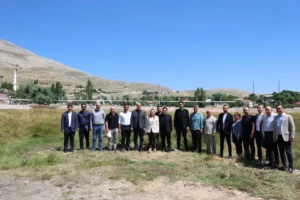 Antalya Büyükşehir Belediyesi Başkan Vekili Büşra Özdemir ve Konyaaltı Belediye Başkanı Cem Kotan, Feslikan Yağlı Pehlivan Güreşleri öncesi sahada inceleme yapıyor.