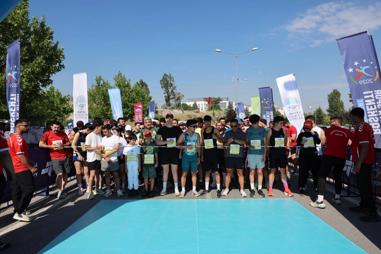 Kayseri'de 15 Temmuz Demokrasi ve Millî Birlik Günü anısına düzenlenen koşuya katılan vatandaşlar