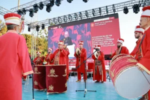 Gebze'de 15 Temmuz Milli İrade Nöbeti'ne katılan vatandaşlar ve protokol üyeleri