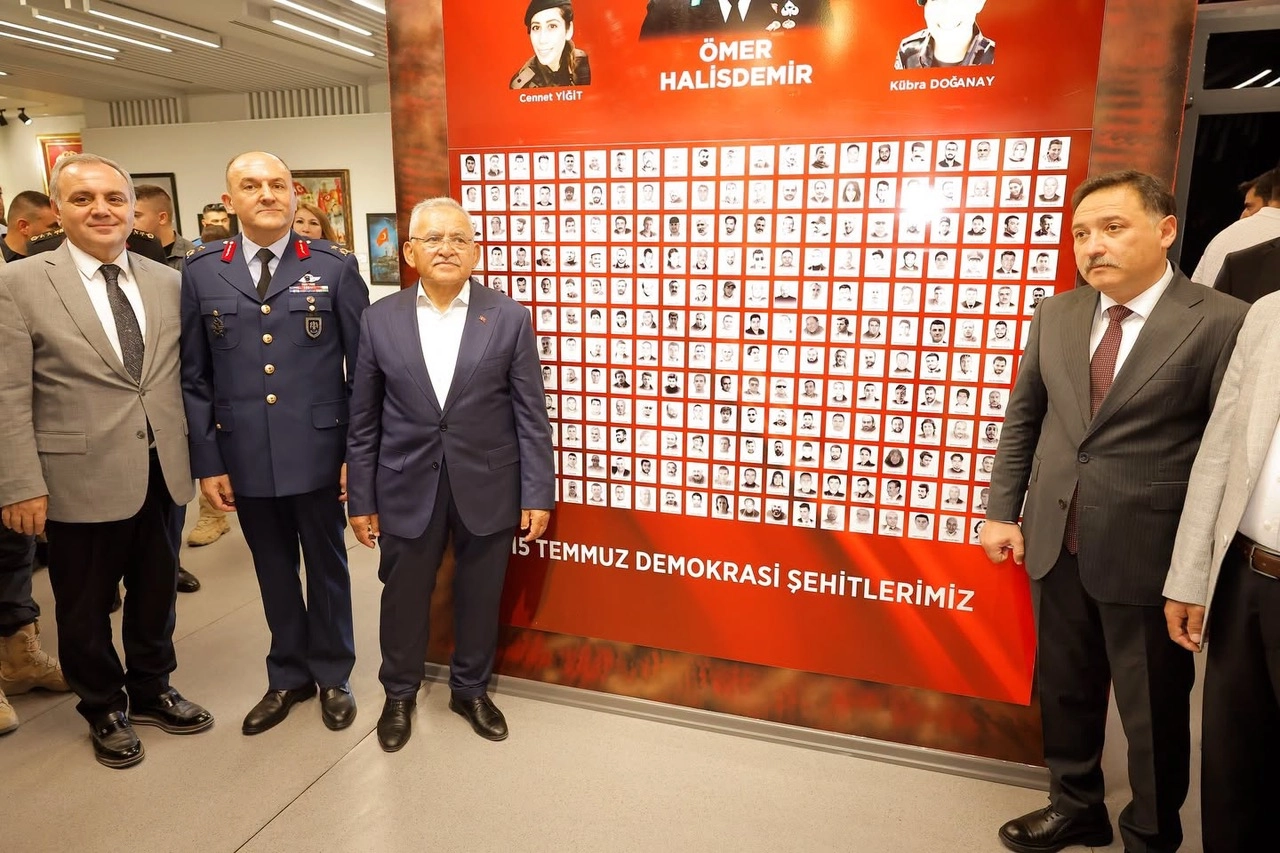 Kayseri'de KAYMEK tarafından 15 Temmuz Demokrasi ve Millî Birlik Günü anısına 'İrade Bizim, Zafer Bizim' sanat sergisi açıldı.
