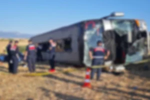 Amasya'da yolcu otobüsünün devrildiği kaza sonrası yaralıların hastaneye sevki