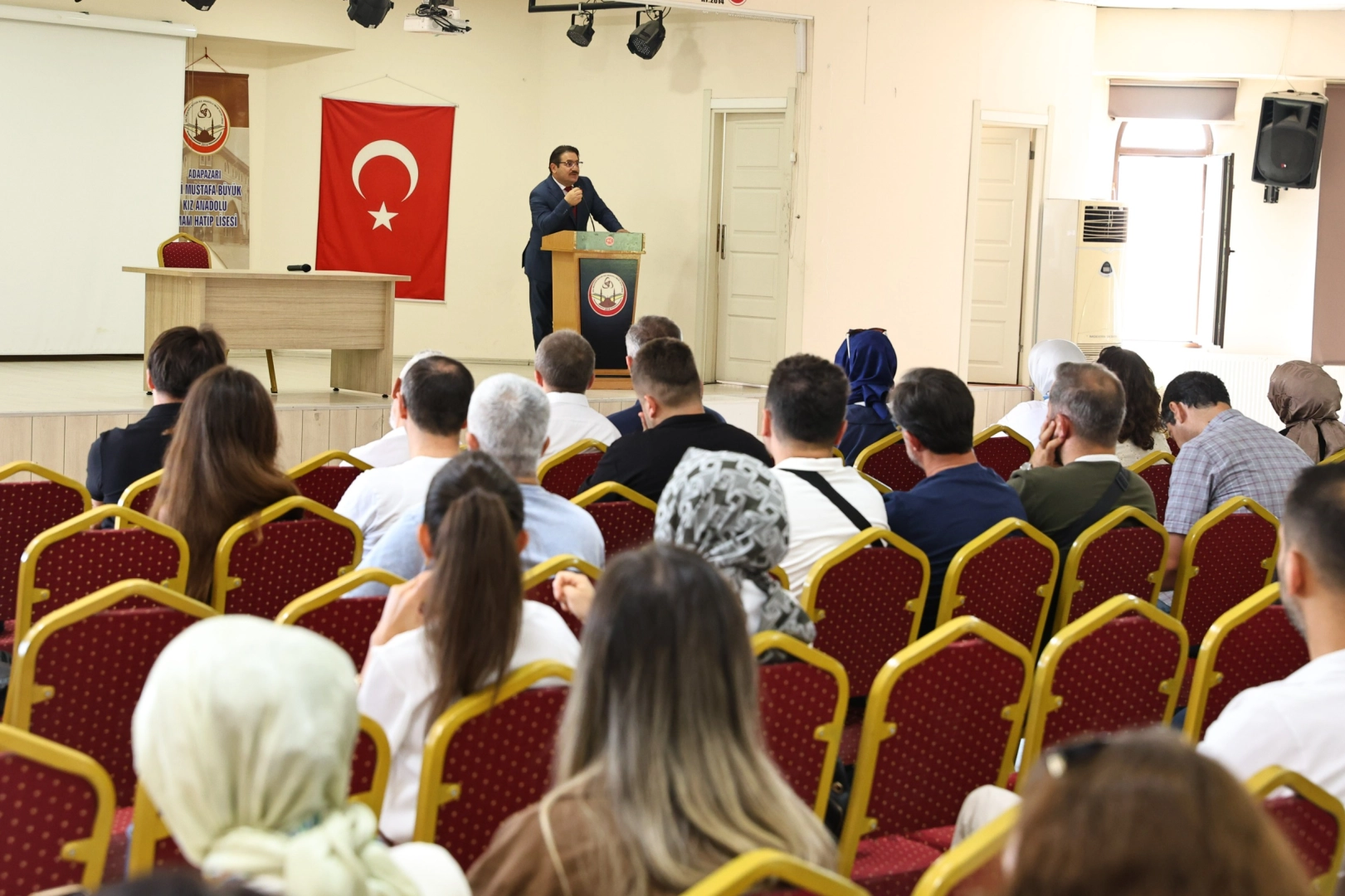 Sakarya'da eğitim kurumları yöneticileri için yeni programın açılışından bir görüntü.