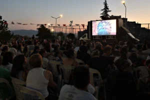 Bornova'da açık hava sineması etkinliğinde animasyon filmleri gösteriliyor