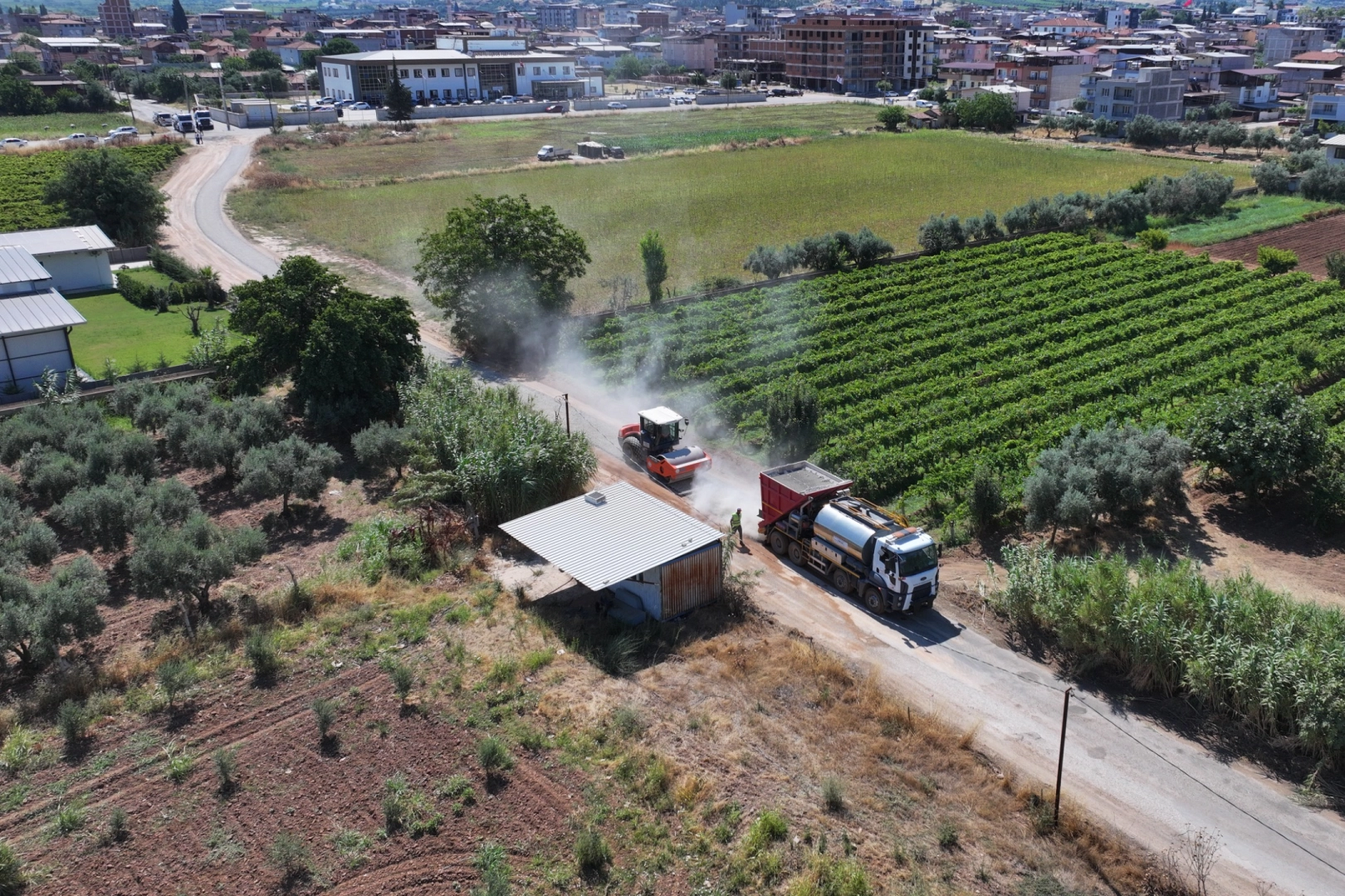Manisa'nın Ahmetli ilçesi Seydiköy Mahallesi'nde tamamlanan 8 kilometrelik asfalt yol çalışması