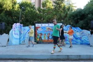 Maltepe'de çocuk tiyatroları etkinliği kapsamında sahnelenen oyun