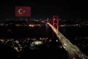 15 Temmuz Şehitler Köprüsü semalarında dronlarla gerçekleştirilen ışık gösterisi