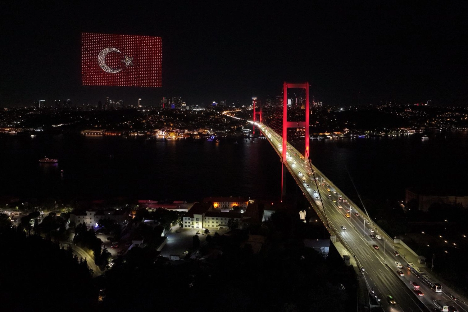15 Temmuz Şehitler Köprüsü semalarında dronlarla gerçekleştirilen ışık gösterisi