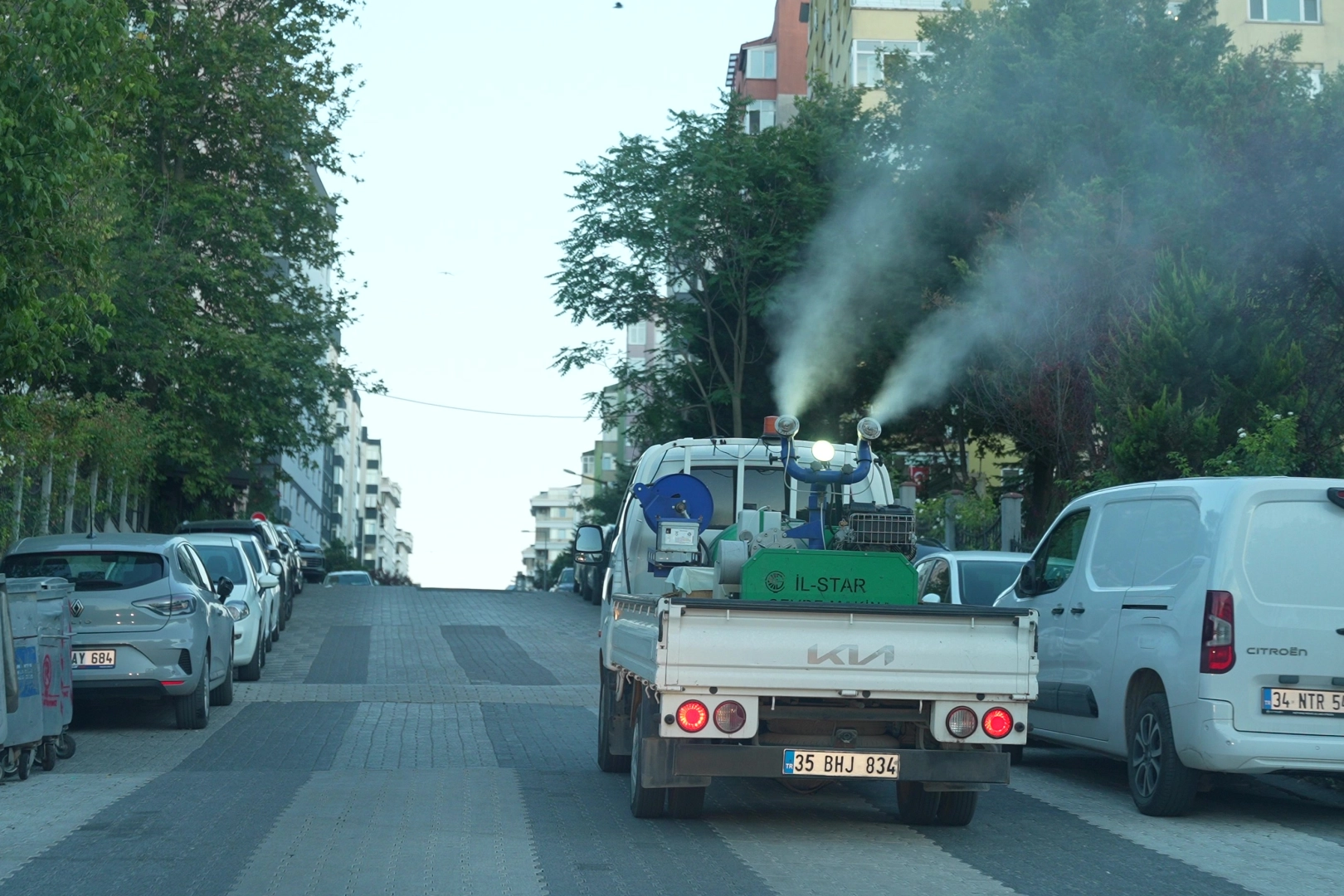 Maltepe'de sivrisinek ve karasinek mücadelesi kapsamında ilaçlama çalışmaları yapılıyor.
