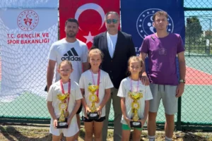 Osmangazi Belediyespor tenis takımı sporcuları Bursa İl Birinciliği'nde madalya kazanıyor.
