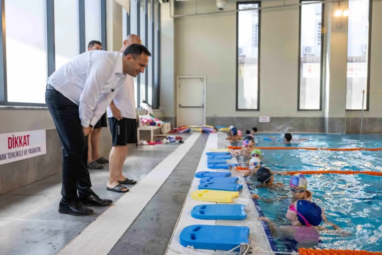 Bornova Belediyesi Yaz Spor Kursları'na katılan vatandaşlar