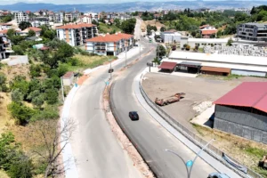 Başiskele Hoca Ahmet Yesevi Caddesi'nde devam eden yol yapım ve yenileme çalışmaları