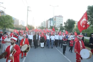 Çayırova'da 15 Temmuz Demokrasi ve Milli Birlik Günü kapsamında düzenlenen anma programına katılan kalabalık