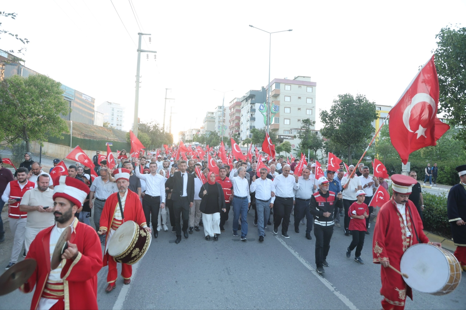 Çayırova'da 15 Temmuz Demokrasi ve Milli Birlik Günü kapsamında düzenlenen anma programına katılan kalabalık