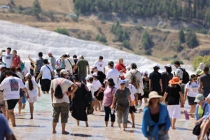 Satranç turnuvası katılımcılarının Pamukkale travertenleri ve Hierapolis antik kenti gezisinden genel görünüm