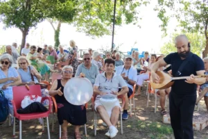 Antalya Muratpaşa'da yaşlılar Falez Yaşlı Evi'nde Türk Halk Müziği koro çalışmasında bir arada