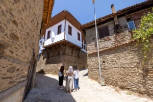 İzmir Büyükşehir Belediyesi KUDEB ekipleri tarihi yapıları denetliyor
