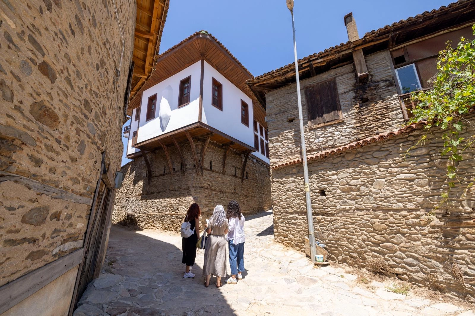 İzmir Büyükşehir Belediyesi KUDEB ekipleri tarihi yapıları denetliyor