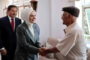 Aile ve Sosyal Hizmetler Bakanı Mahinur Özdemir Göktaş, Konya Karatay'daki mahalle konağı ziyaretinde yaşlılarla buluştu.