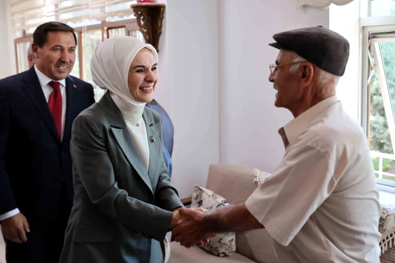 Aile ve Sosyal Hizmetler Bakanı Mahinur Özdemir Göktaş, Konya Karatay'daki mahalle konağı ziyaretinde yaşlılarla buluştu.