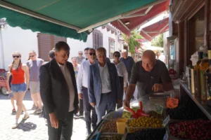 İzmir Büyükşehir Belediye Başkanı Dr. Cemil Tugay, Seferihisar'da devam eden çalışmaları inceliyor ve vatandaşlarla buluşuyor.