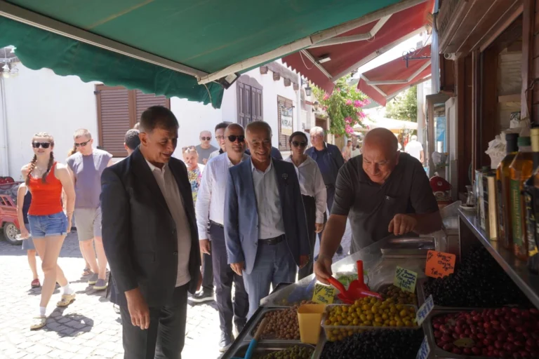 İzmir Büyükşehir Belediye Başkanı Dr. Cemil Tugay, Seferihisar'da devam eden çalışmaları inceliyor ve vatandaşlarla buluşuyor.